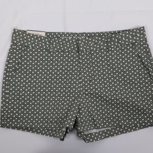 GAP The City 3 Inch Short In Olive And White